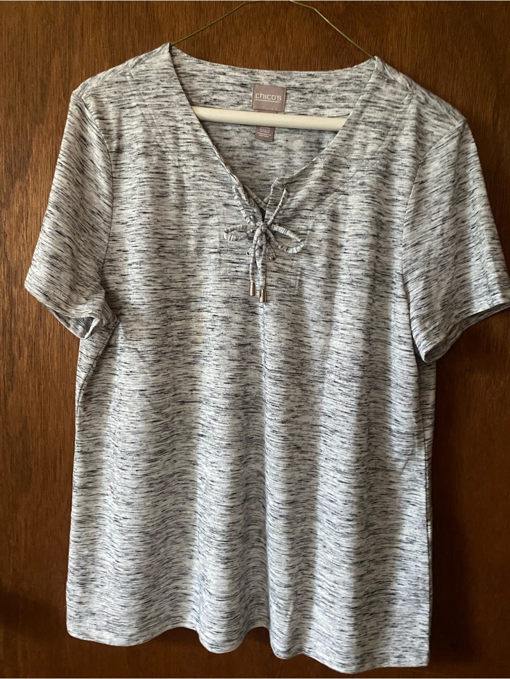 Chico's Marled Light Gray Short Sleeve V-Neck Top with Tie Detail